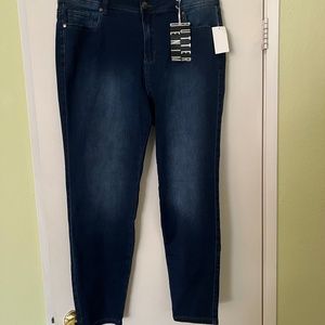 Avenue Skinny Butter Soft Jeans size 18